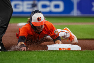 Gunnar Henderson steals third base