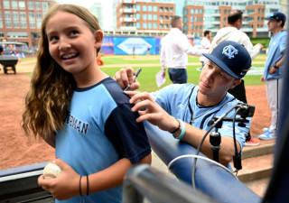 Vance Honeycutt signs autograph