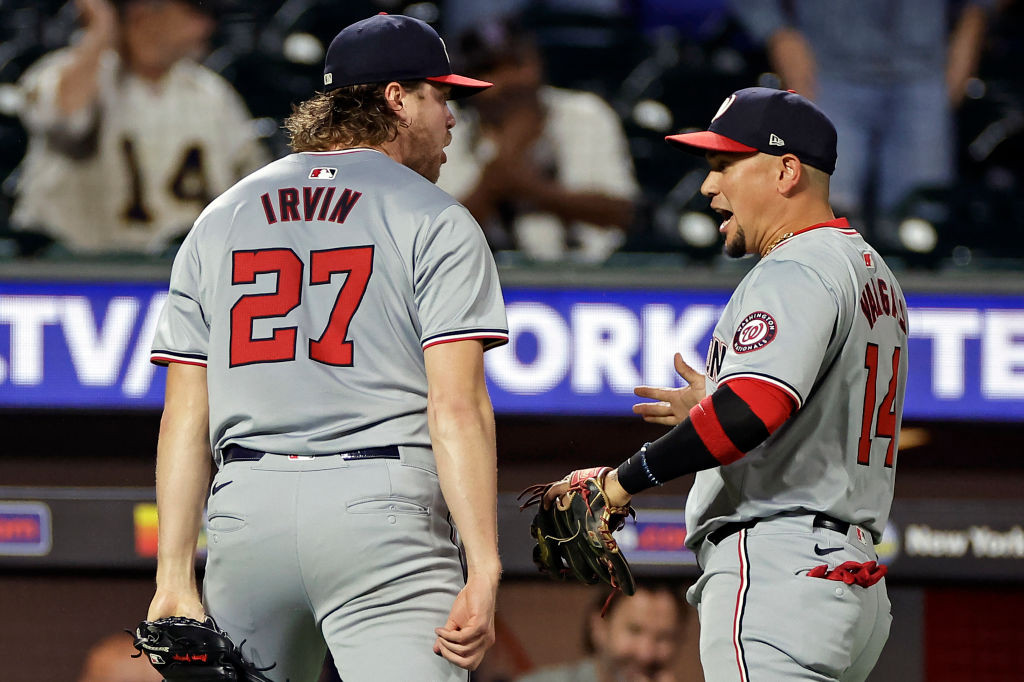 Irvin reacts with Vargas after out in 4th