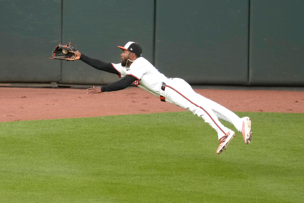 Cedric Mullins makes diving catch