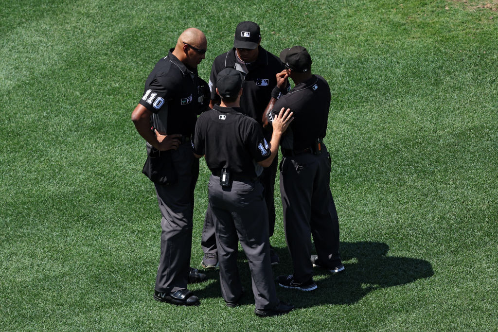 umps huddle