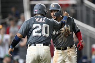 Dodgers endure long rain delay to earn win over Nats