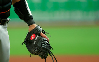 chirinos glove detail