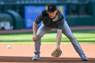 Gunnar Henderson fielding BP