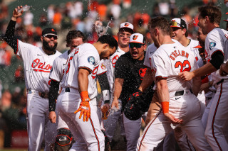 Anthony Santander walk off